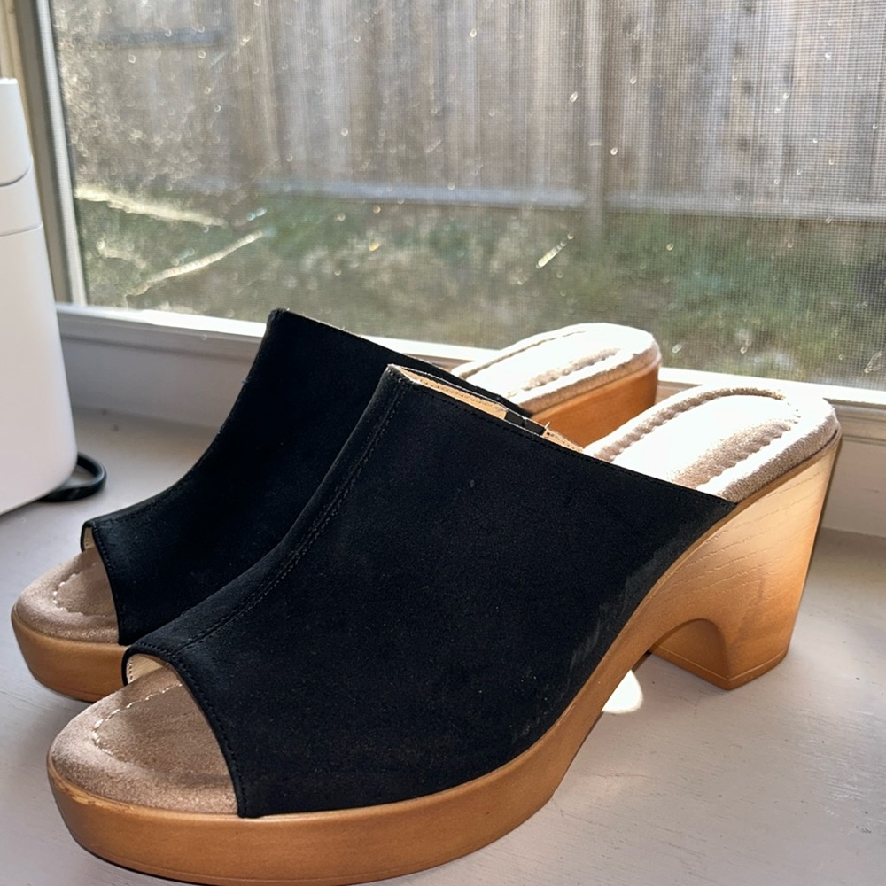 Size 8 Women's faux suede Heel Sandal
